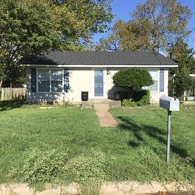 902 N Lamb St, Bowie, TX 76230