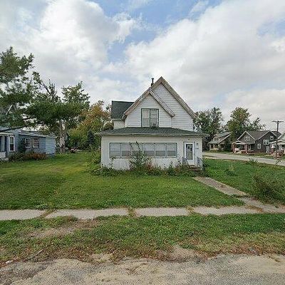 101 2 Nd Ave, Newhall, IA 52315