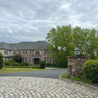 26 Dogwood Dr, Whitehouse Station, NJ 08889