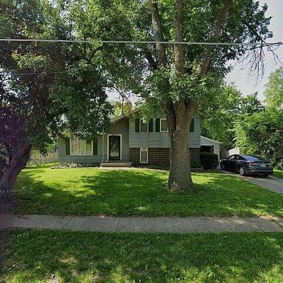 8624 Summit Dr, Clive, IA 50325