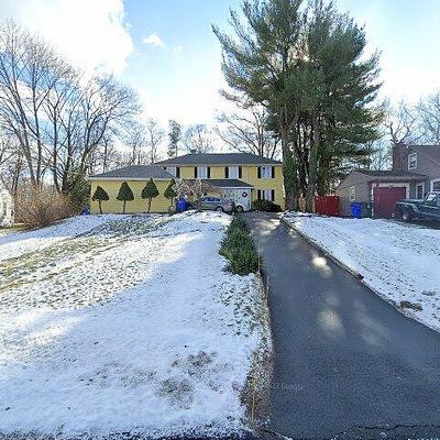 35 Hooker Dr, West Hartford, CT 06107