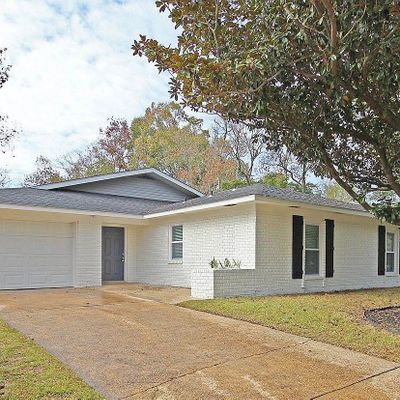 1309 Parktown Dr, Ocean Springs, MS 39564