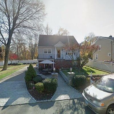 5 Lakeview Dr E, Norwalk, CT 06850