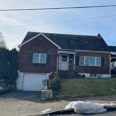 862 N Clewell St, Fountain Hill, PA 18015