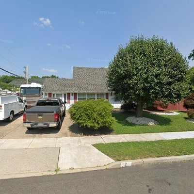 2 Viaduct Ln, Levittown, PA 19054