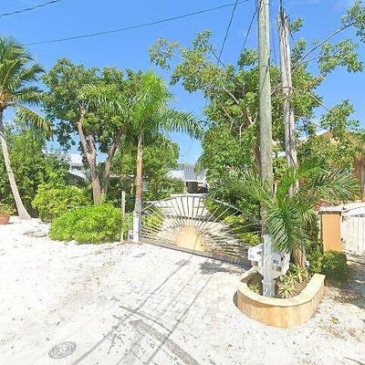 251 Apache St, Tavernier, FL 33070