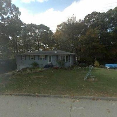 19 Parkwood Dr, Gales Ferry, CT 06335
