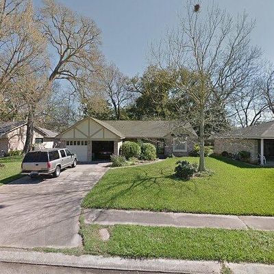 105 Pine St, Lake Jackson, TX 77566