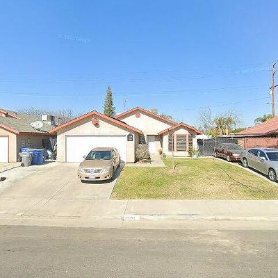 2201 Lamplight Ln, Delano, CA 93215