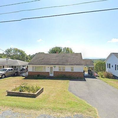 372 Frontier Dr, Staunton, VA 24401