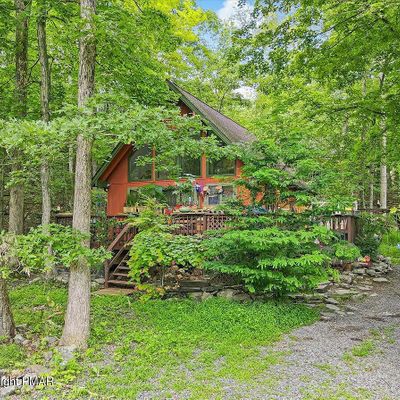 112 Essex Ct, Bushkill, PA 18324