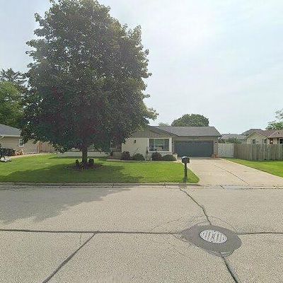 1221 Christopher Ct, Oconomowoc, WI 53066