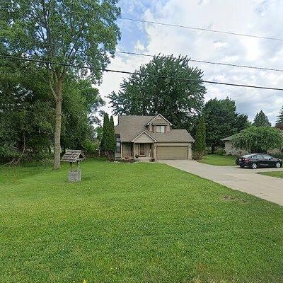 14082 N Fenton Rd, Fenton, MI 48430