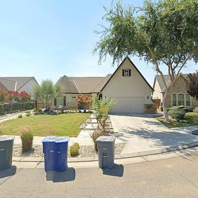 1674 N Cindy Ave, Clovis, CA 93619