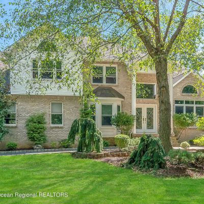 2 Roxbury Ln, Manalapan, NJ 07726