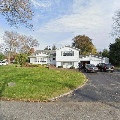 201 Wampum Ln, West Islip, NY 11795