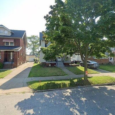 2049 Clarence Ave, Lakewood, OH 44107