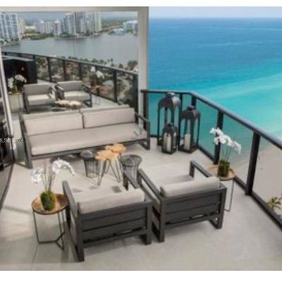 18555 Collins Ave, Sunny Isles Beach, FL 33160