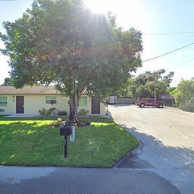 2675 Pine St, Naples, FL 34112