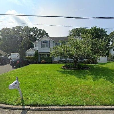 34 W Denis Ln, Coram, NY 11727