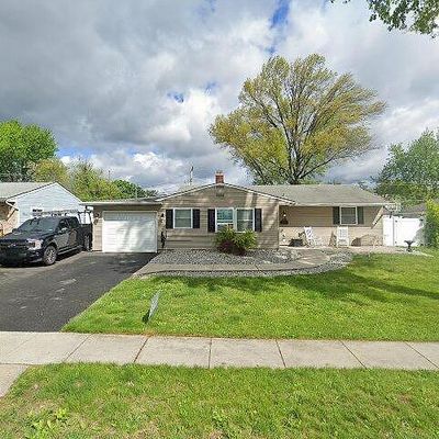 347 Goldenridge Dr, Levittown, PA 19057