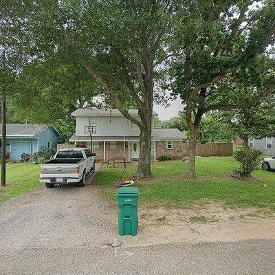 413 Cobb St, Clute, TX 77531