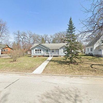 525 Grove St Sw, Hutchinson, MN 55350