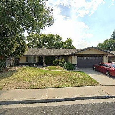 55 Laverne Ave, Clovis, CA 93611