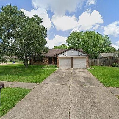 501 Point Clear Dr, Friendswood, TX 77546