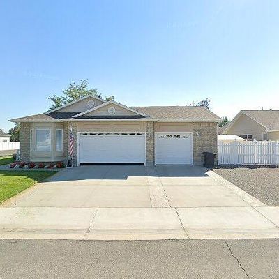 611 Cedarwood Dr, Powell, WY 82435