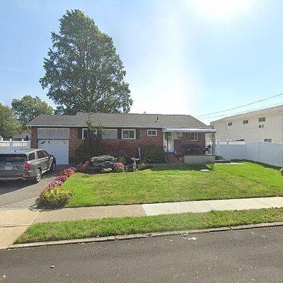 11 Wilshire Dr, North Babylon, NY 11703