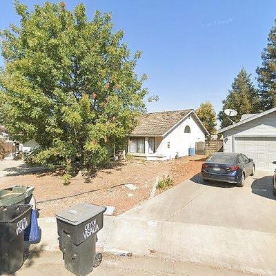 4950 W Victor Ct, Visalia, CA 93277