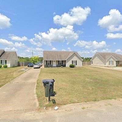 814 W Ridge Cv, Holly Springs, MS 38635