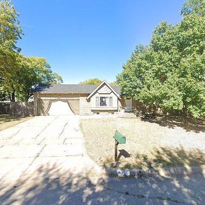 8220 E Peach Tree Ln, Wichita, KS 67207