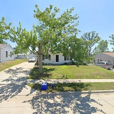 825 Fairview Dr, Marion, IA 52302