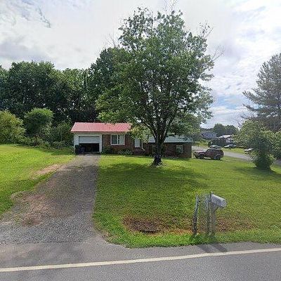 766 White Pines Country Clb Rd, Mount Airy, NC 27030