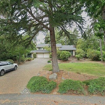 8520 Ne 26 Th St, Clyde Hill, WA 98004