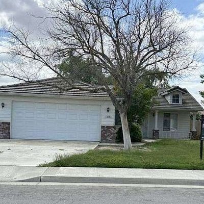 877 E Julia Way, Hanford, CA 93230