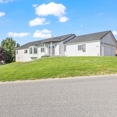 900 Majesty Heights Dr, Yakima, WA 98908