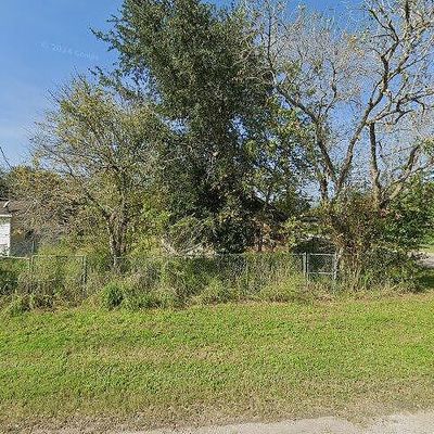 901 Gardenia Ave, Mathis, TX 78368