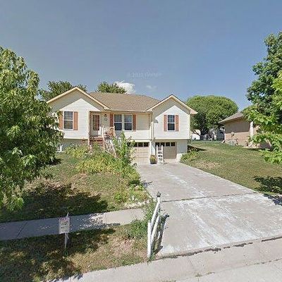 902 Paradise Ln, Smithville, MO 64089