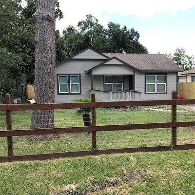 903 San Jacinto St, Highlands, TX 77562