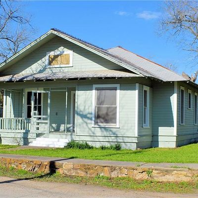 906 N Washington Ave, Cameron, TX 76520