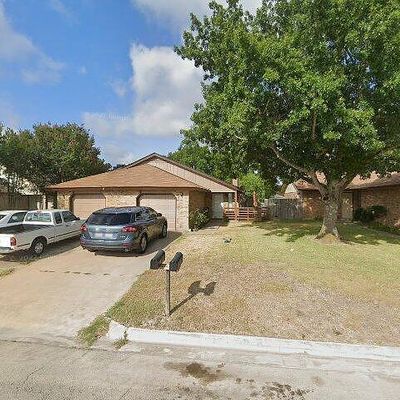 911 S Medina St, Lockhart, TX 78644