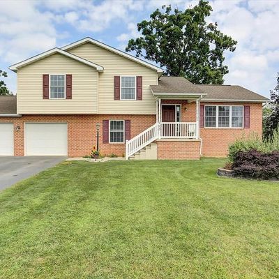 915 Lindia Dr, Chambersburg, PA 17202