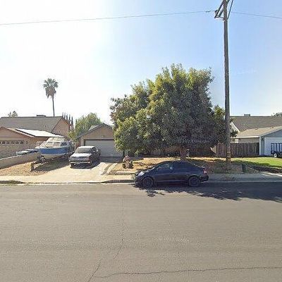 887 Daphne Ln, Lemoore, CA 93245