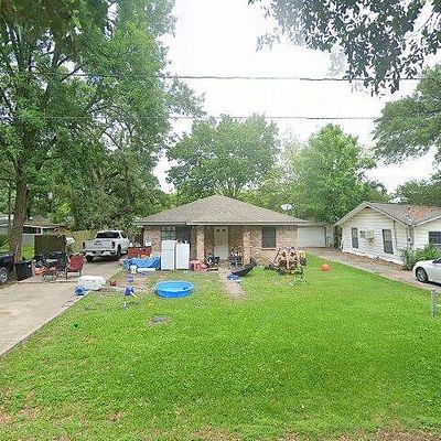 922 Meyers St, Clute, TX 77531