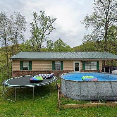 102 Conner Rd, Nitro, WV 25143