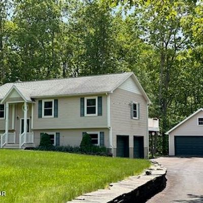 1113 Dewberry Dr, Hawley, PA 18428