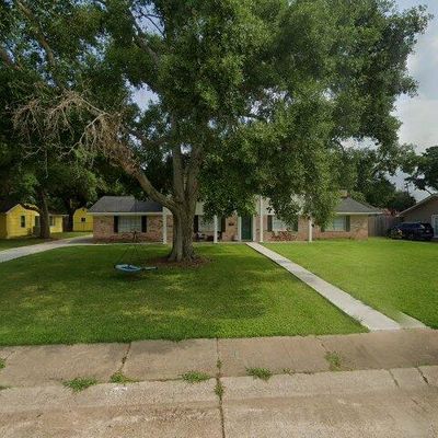 115 Persimmon Ln, Lake Jackson, TX 77566